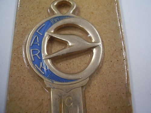 LLAVE EMBLEMA VINTAGE STUDEBAKER LARK EN BLANCO FRANQUEO GRATUITO - Imagen 2 de 4