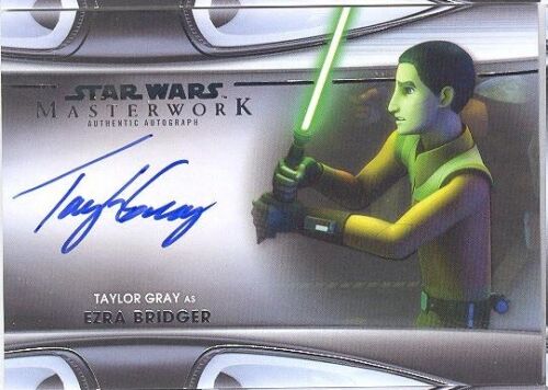 2021 Star Wars Meisterwerk MWA-TG Taylor grau als Ezra Bridger Autogrammkarte SELTEN - Bild 1 von 1
