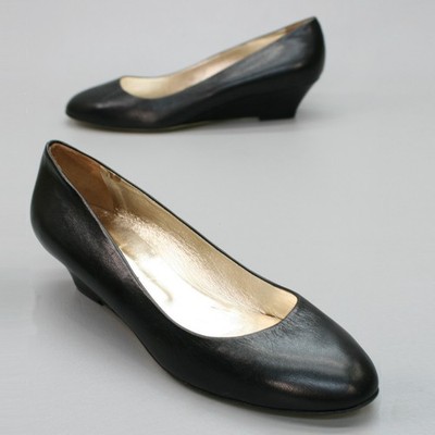 Andrea Carrano Ladies 10.5 Black Leather Slip-on Wedge Kitten Heels Shoes Italy