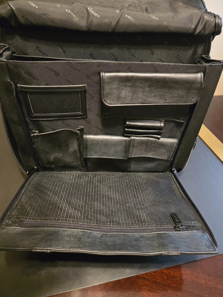 Maletín de cuero Targus negro con asa y correa para el hombro Foto 3 de 4