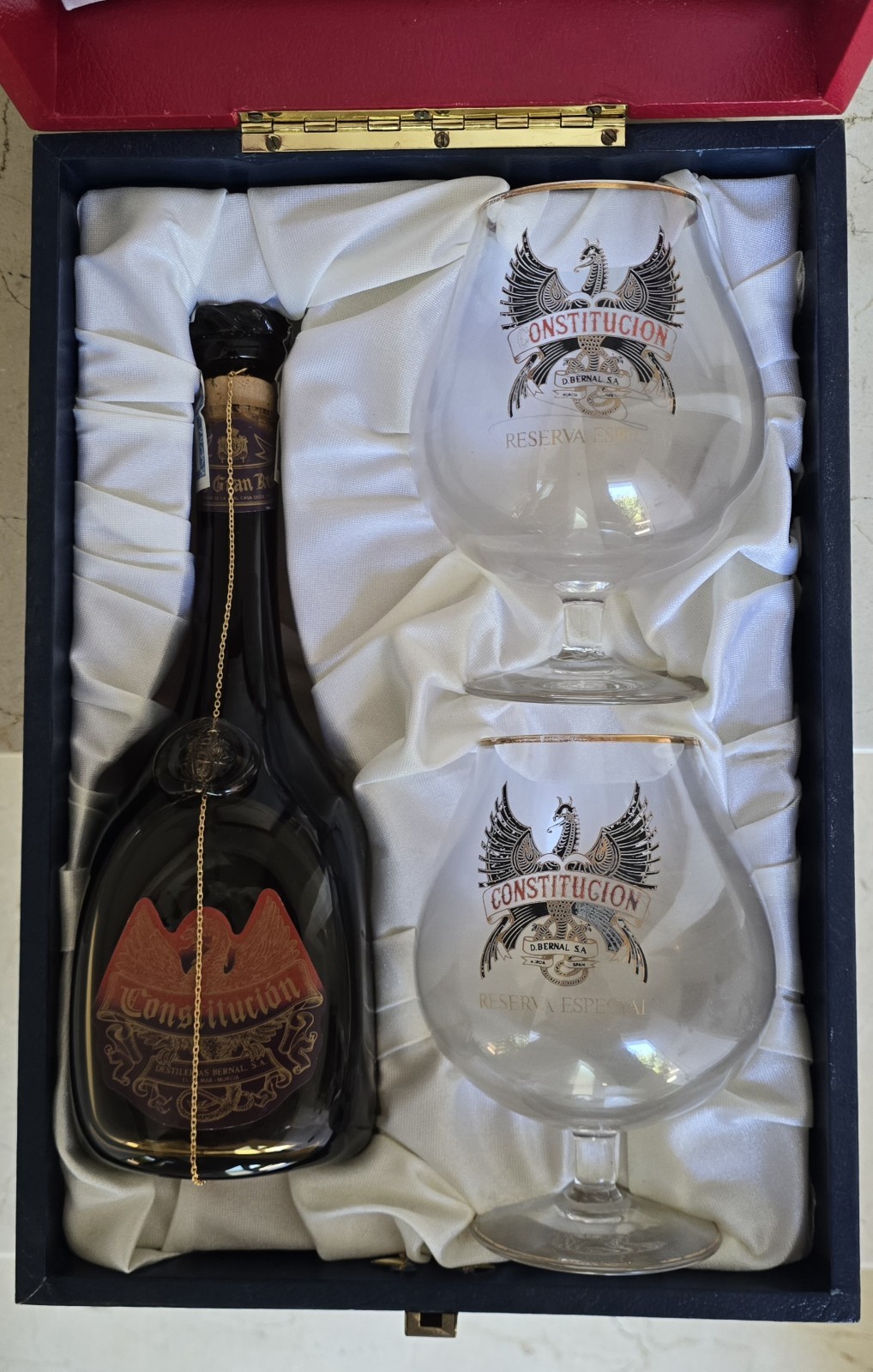Estuche de brandy Constitucion CADENA DE ORO -VINTAGE 70 cl + 2 copas de Brandy