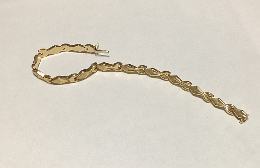 14k solid yellow gold bracelet 7”.  7 Grs View 6