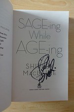 Shirley MacLaine Autogramm signed Taschenbuch "Sage-ing While Age-ing"