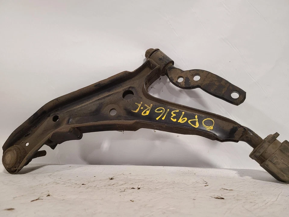 Brazo de control inferior delantero derecho usado delantero se adapta a: Infiniti g20 1995 Foto 2 de 4
