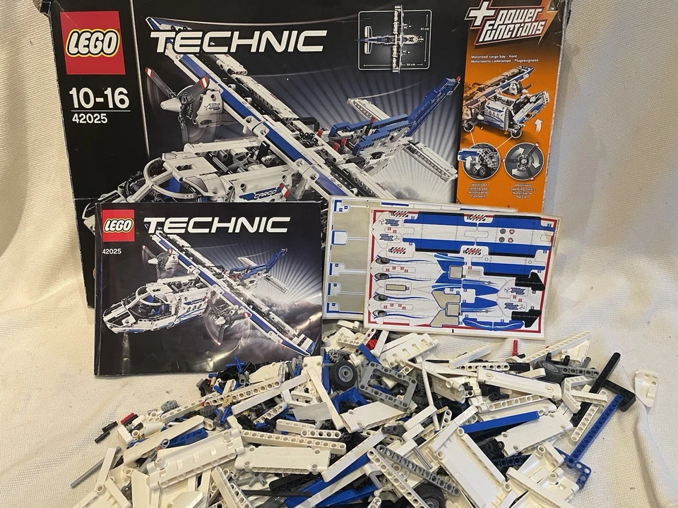 LEGO Technic 42025 Cargo Plane, photo 3 of 5