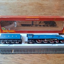 Hornby R077 LNER Mallard OO Gauge Class A4 4-6-2 Blue Steam Train Runners Boxed.