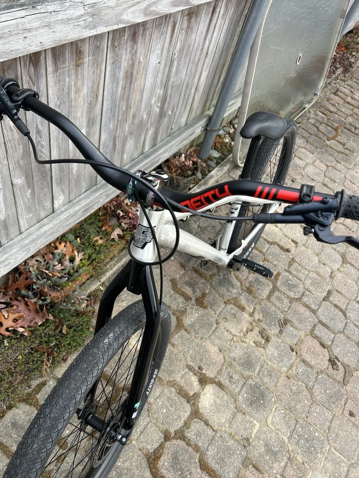 "Puente de tierra GT La Bamba 26"" con barras de deidad, vástago pulido al aceite y frenos de pinza SLX 4" Foto 3 de 4