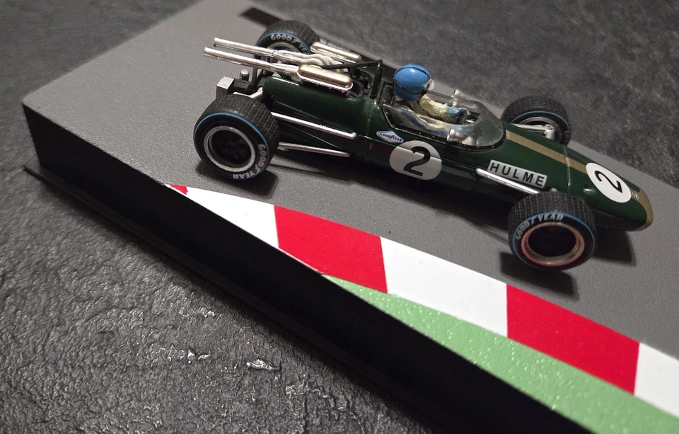 Modellino F1 1:43 Brabham BT24 - 1967 - Denis Hulme - F1 Collection Custom - Immagine 3 di 4