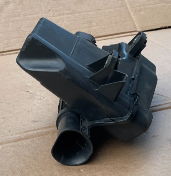 Resonador de admisión de aire Toyota Prius V 2012-2017 17750-37070 OEM Foto 3 de 3