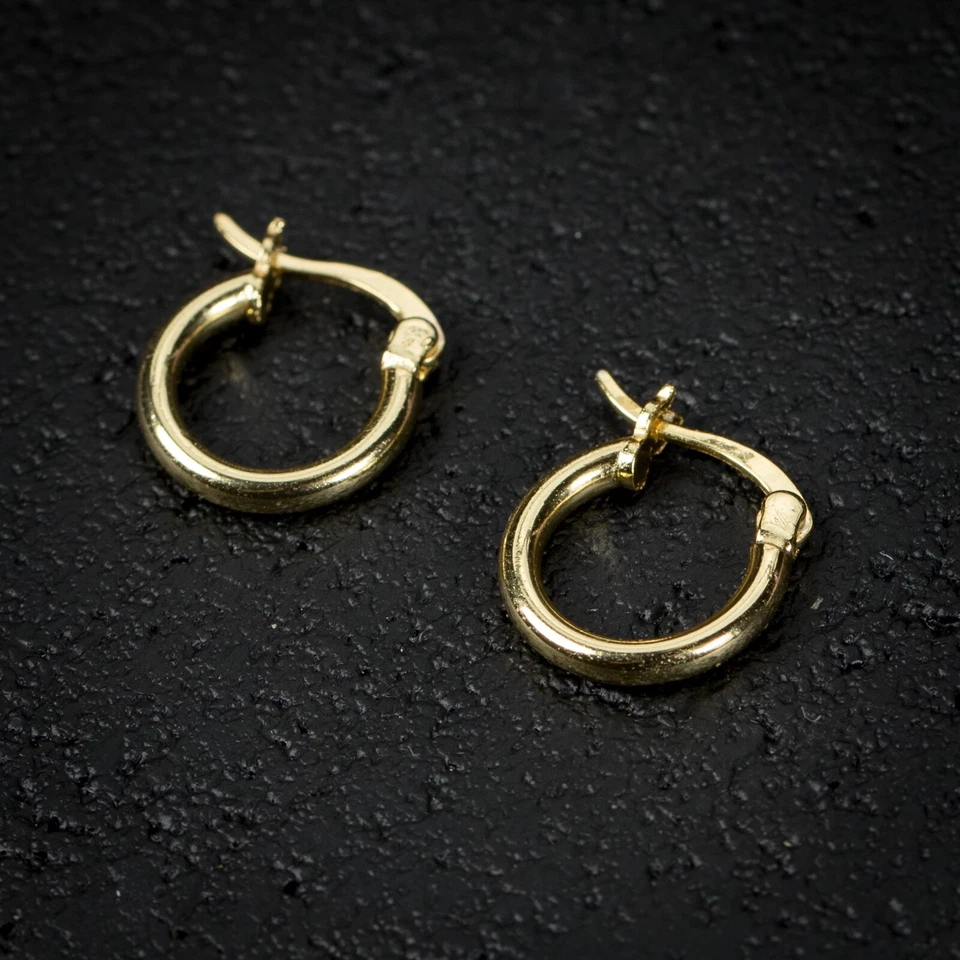 Pendientes de aro Huggie pequeños enchapados en oro amarillo de plata de ley 925 maciza para hombre Foto 3 de 4