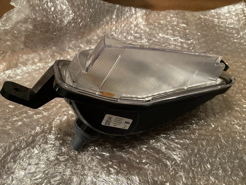 Lámpara de señal - GM (42716022) OEM GM lámpara delantera derecha 2020-2023 Buick Encore GX Foto 3 de 4