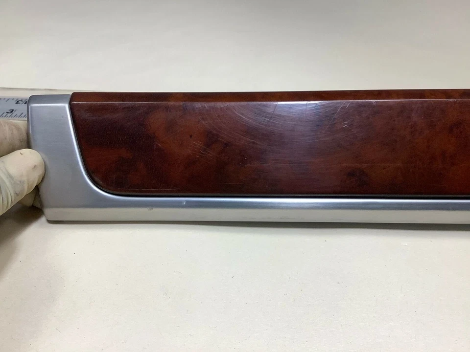 2004 VOLKSWAGEN TOUAREG MOLDURA TRASEIRA ESQUERDA DO LADO DO MOTORISTA COM INTERRUPTOR FABRICANTE DE EQUIPAMENTO ORIGINAL+ - Imagem 2 de 4