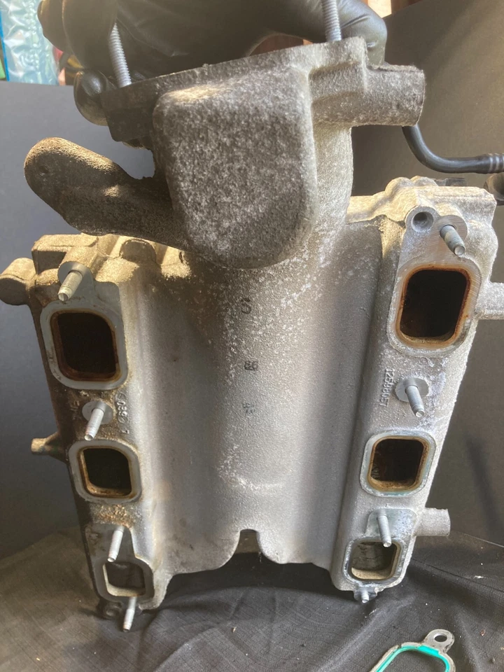 06-11 Chevy Impala 06-10 Pontiac G6 3.5L LZ4 Colector de admisión superior y pernos Foto 3 de 3