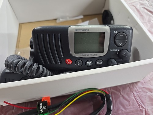 Raymarine RAY 48 Marine VHF Radio Transceiver W/ Fist Mic - Picture 6 of 10