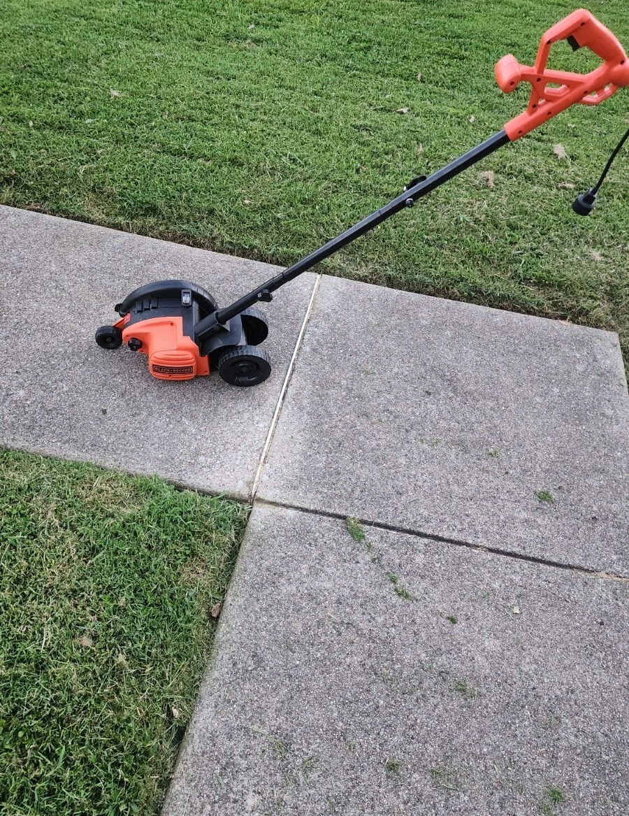 BLACK+DECKER 7.5 in. 12-Amp Corded Electric 2-in-1 Landscape Edger/Trencher  889911020440