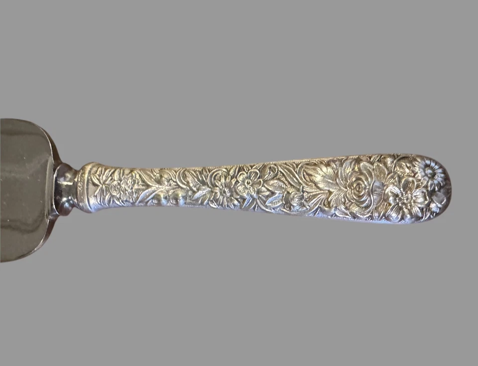 Lâmina de aço inoxidável para servidor de queijo Kirk & Son Stieff prata esterlina Repousse 6-1/2" - Imagem 2 de 4