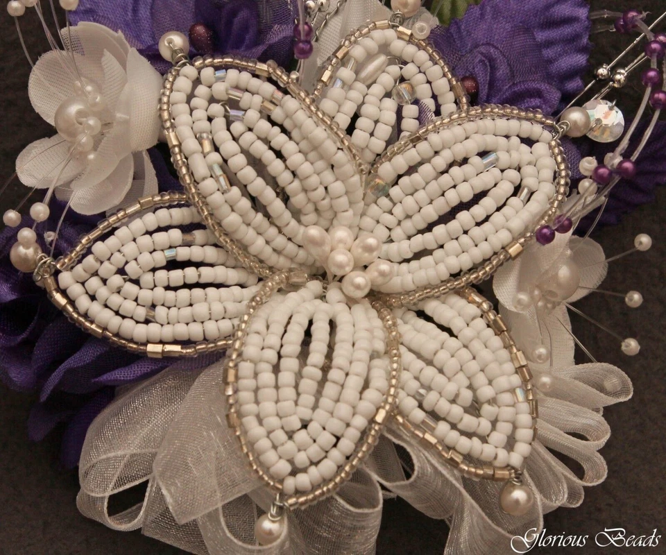 Ramillete púrpura, lirio con cuentas, rosas de seda, pedrería con cuentas. Opción Boutonniere Foto 4 de 4