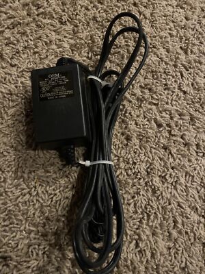 OEM AC ADAPTER INPUT 120VAC 60Hz 15W OUTPUT 15VAC 700 mA MODEL AA-1570DT PLUG IN