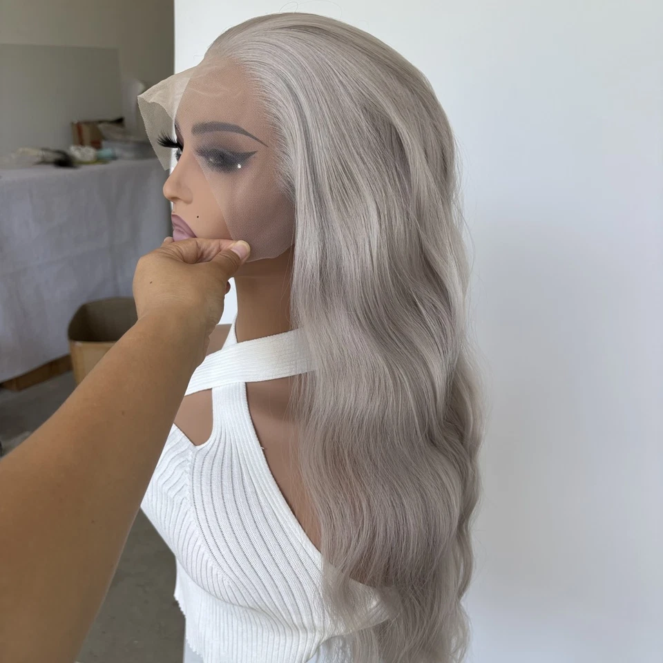 Peluca frontal de encaje en T resistente al calor pre arrancada gris plateado larga ondulada Foto 3 de 4