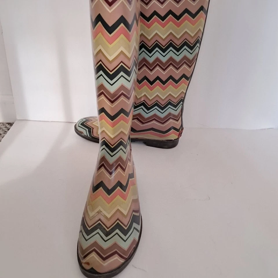 Botas de lluvia Missoni For Target de goma para mujer 8 coloridas en zig zag cola alta Foto 3 de 4