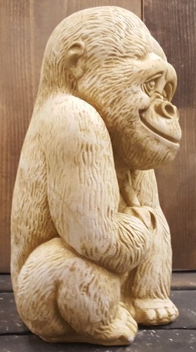 Gorilla sorridente con statua di banana - Foto 4 di 4