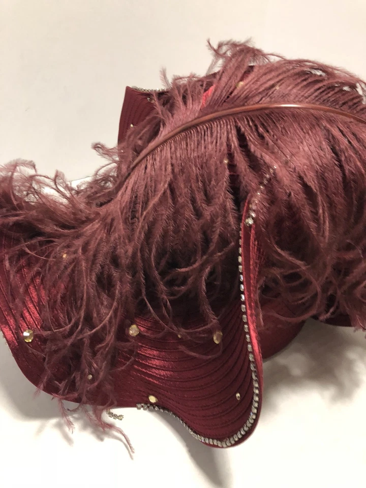 Hermoso sombrero rojo oscuro Donna Vinci Couture pluma joya piedra flor Foto 3 de 4