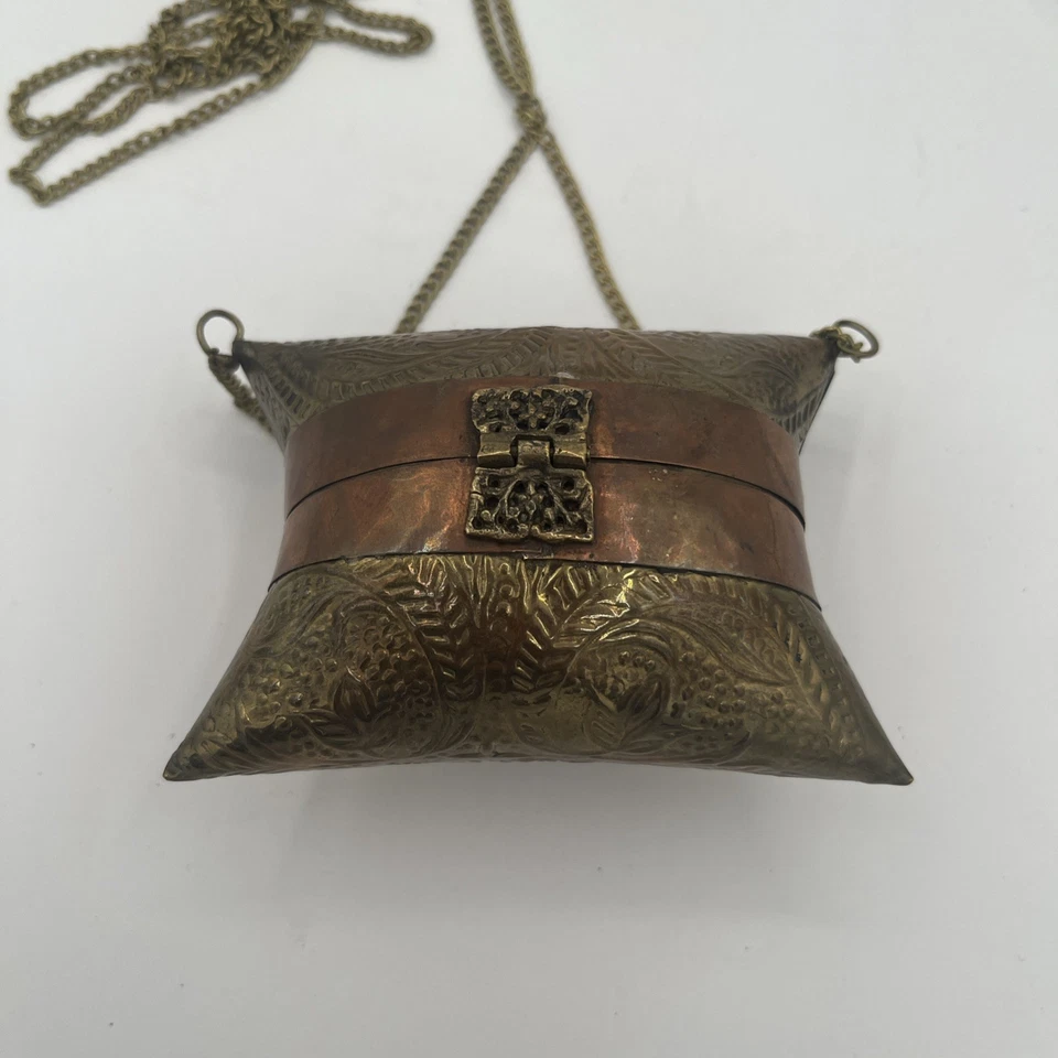 Cartera de almohada pequeña vintage de latón con forro de terciopelo púrpura Foto 4 de 4