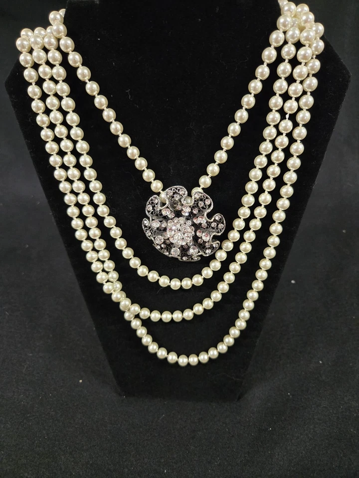 Premier Design (3items)'Ruffles' Brooch,Pearls& 2 Clips to adjust Pearls length - Image 4 of 4