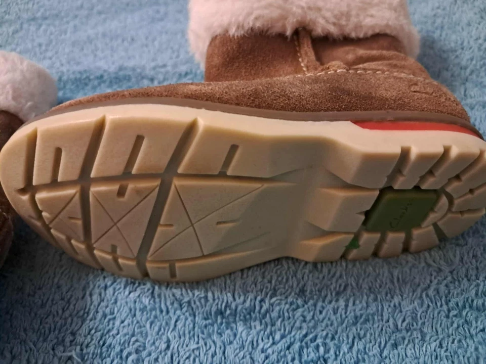 Botas de gamuza Clarks para bebé niña talla 6 (crebilla lateral) Foto 3 de 4