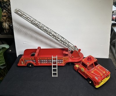 Marx VFD Hook And Ladder No 9 Fire Truck 28 Inches Vintage 1950s