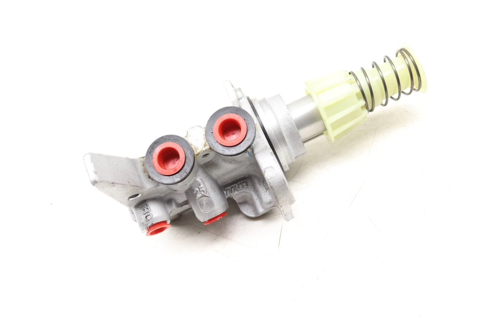 AUDI A4 QUATTRO 2017-2025 - Cilindro maestro de freno 8W0611021 Foto 2 de 4