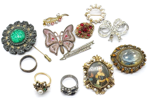 Lot De Bijoux Fantaisie - Bagues Et Alliances Rétro Vintage - En Argenté Et Cristaux - Occasion à Nettoyer
