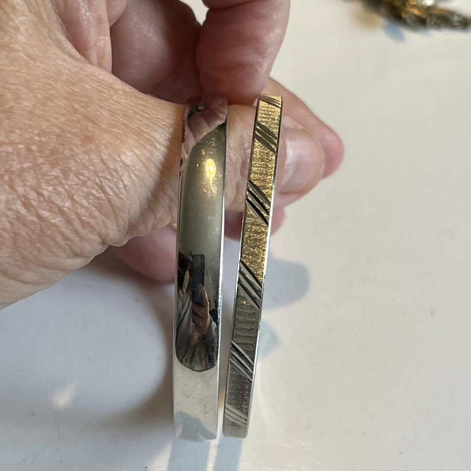 Lote vintage de 2 pulseiras pequenas em tom de prata tamanho Monet 8” de comprimento 2,5” de diâmetro - Imagem 4 de 4