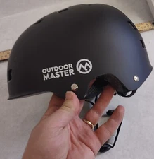 OUTDOOR MASTER SKI / SNOWBOARD/SKATEBOARD/ HELMET SIZE MEDIUM. NEW NEVER USED.