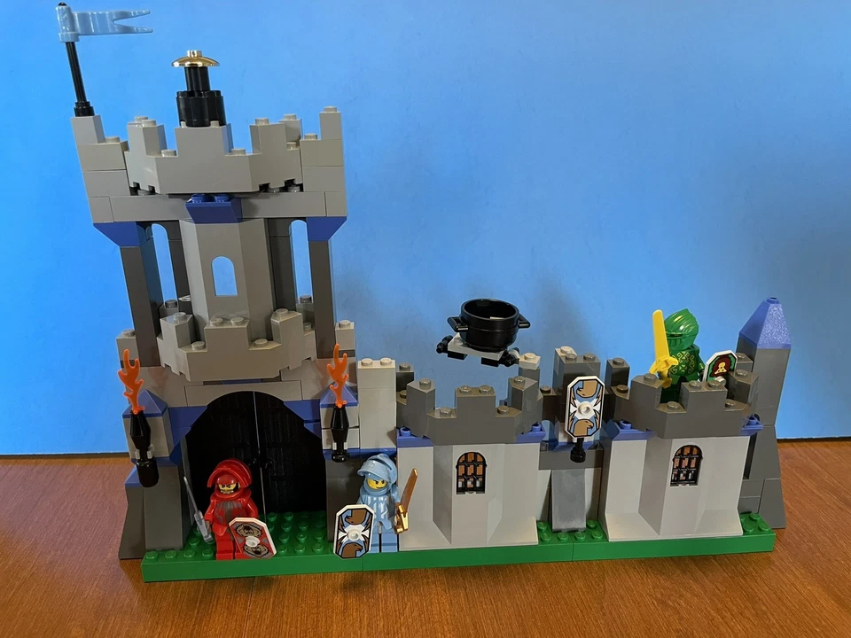 LEGO: 8799 Knight’s Kingdom Castle Wall and Battle Knights Complete Set RETIRED - Image 3 of 4