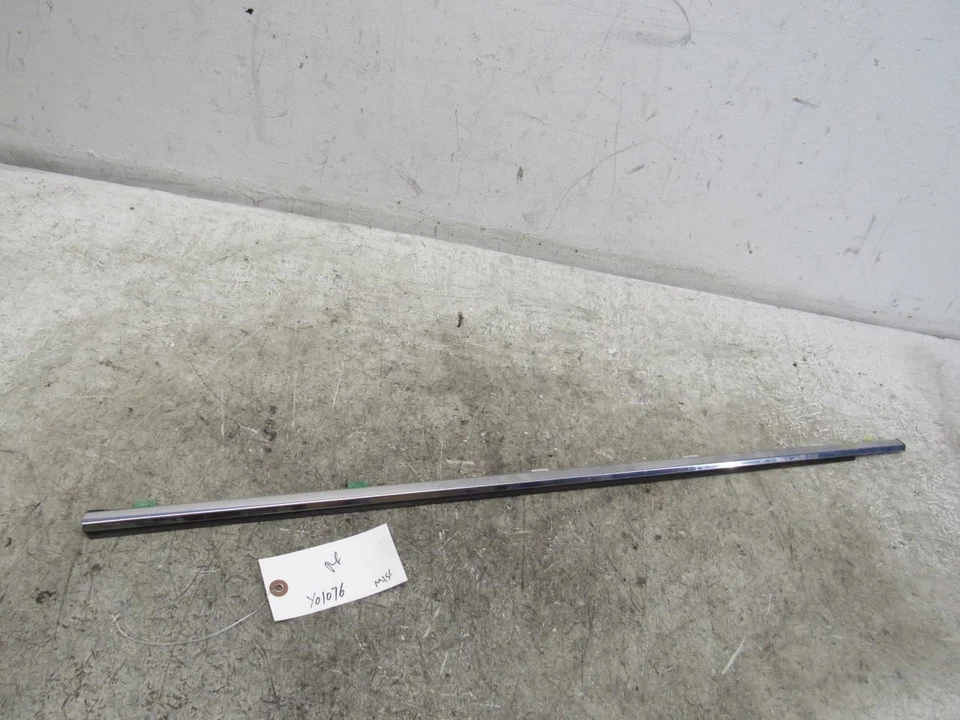 2013 Lexus Es350 right passenger front door window glass trim belt molding OEM Foto 2 de 4
