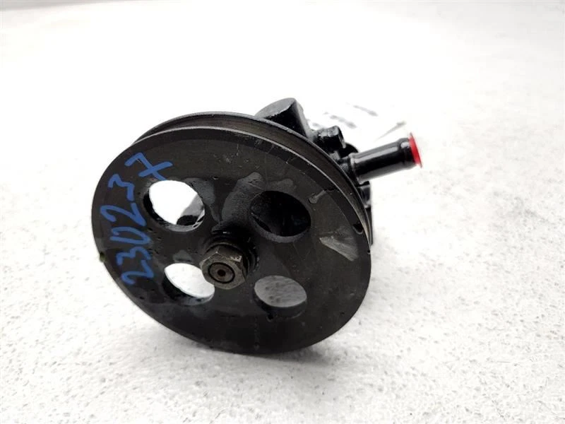 Bomba de dirección asistida Nissan Pickup 1990-1995 4 cilindros OEM 4911086G00 Foto 3 de 4