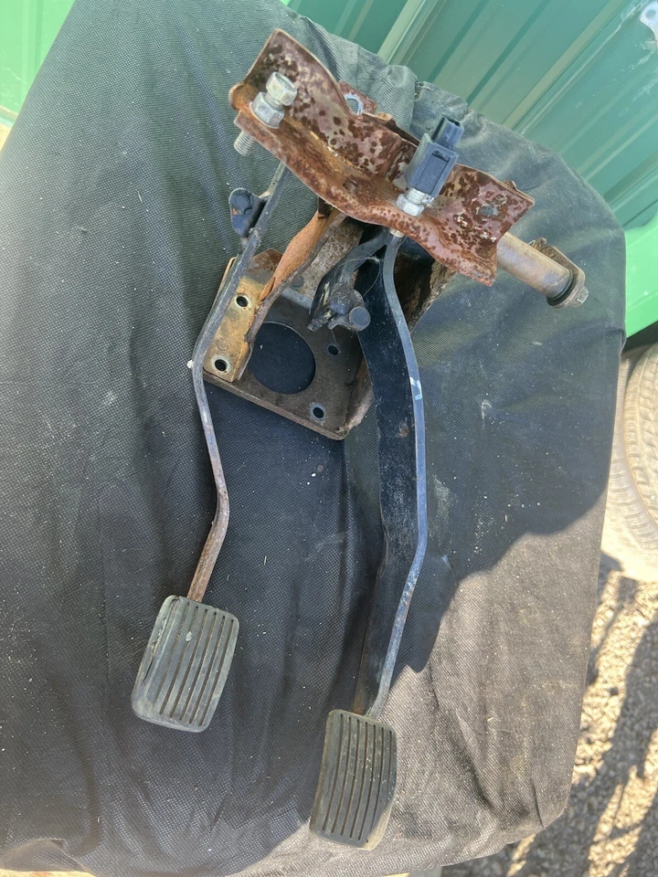 Montaje de pedal de embrague para camión Dodge D50/Mitsubishi Mighty Max OEM 1986 Foto 2 de 4