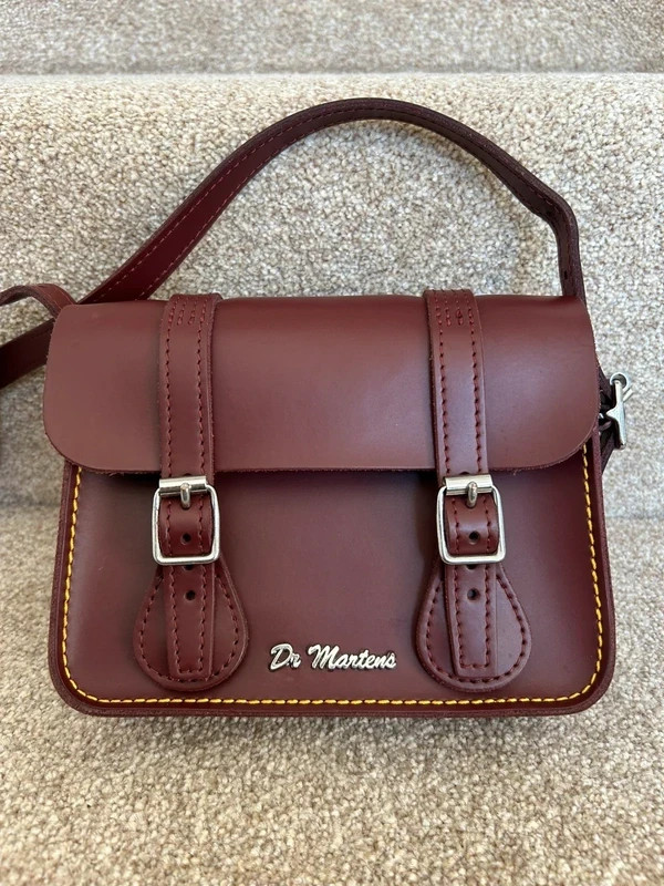 Nuova borsa Dr Martens 7 pollici mini borsa a tracolla rosso ciliegia pelle Kiev
