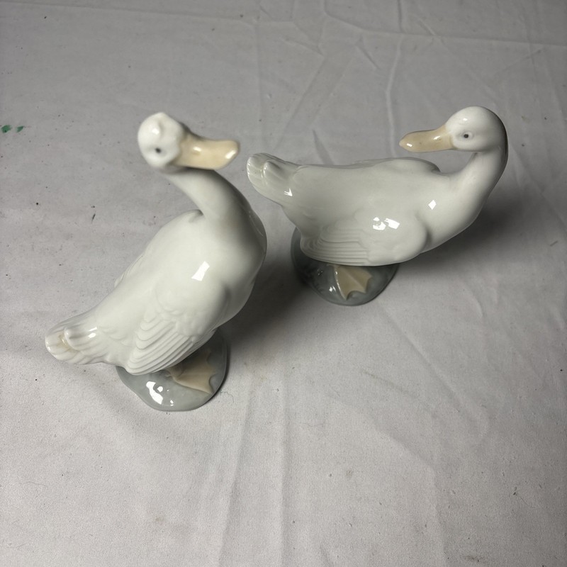 Vintage  Nao By Lladro White Goose Duck Looking Backwards Figurine Great Cond