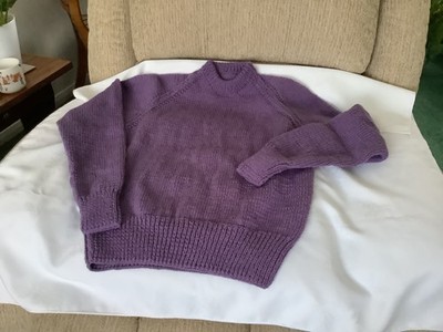 Handgestrickter Pullover mit Rundhalsausschnitt. in lila Doppelstrickgarn. mittelgroß.