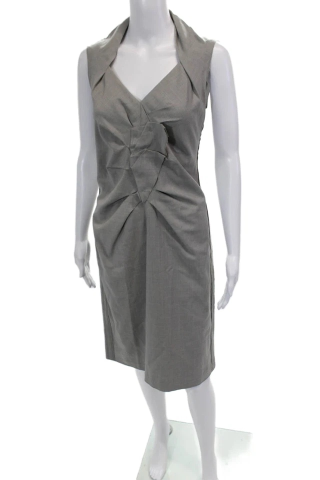 Vestido recto Magaschoni para mujer con cuello en V detalle drapeado sin mangas color topo talla S Foto 2 de 4