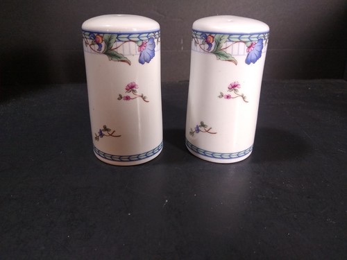 Oneida Blue Lattice Salt & Pepper shaker set - Picture 3 of 7