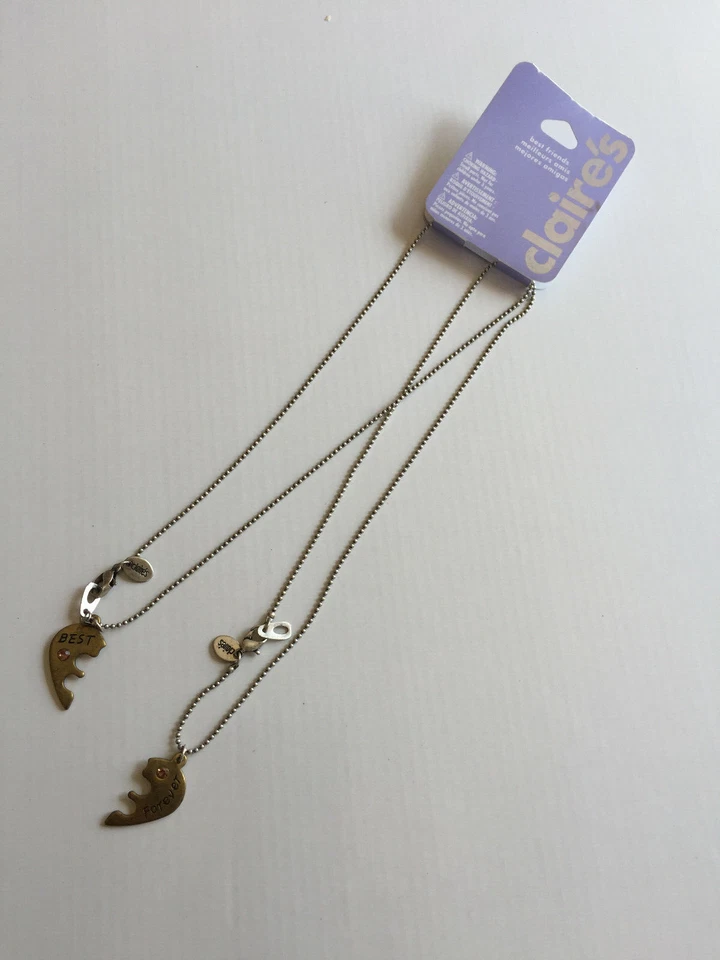 Estilo fresco cómodo aspecto informal par de collares colgantes de peces de metal de Claire's Foto 3 de 4