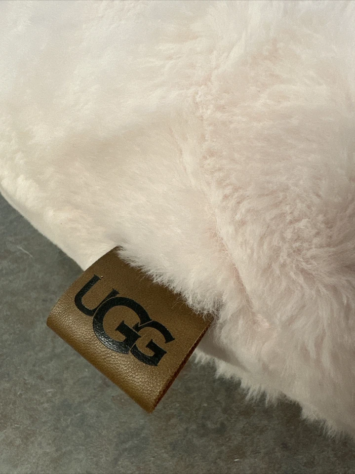 UGG® Australia Trixie 心形毛绒枕头粉色二手二手二手靴子床上用品 — 第 2/4 张图片