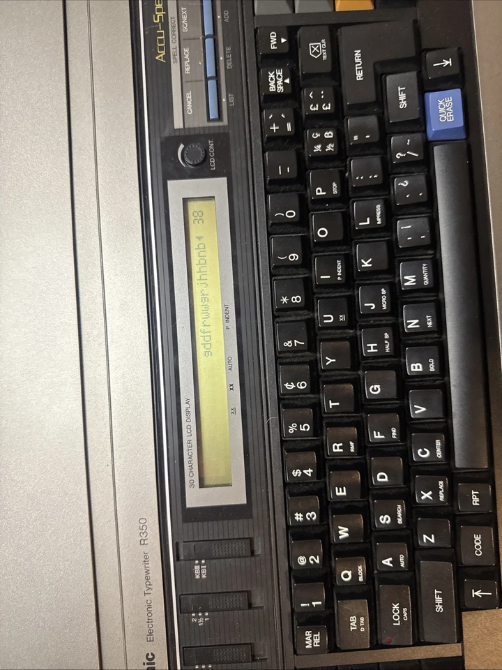 Máquina de escribir electrónica Panasonic R350 con cubierta no adjunta *probada funciona* Foto 3 de 4