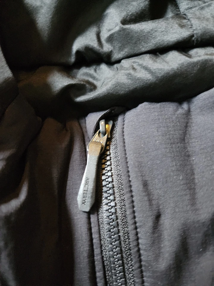 Sudadera con capucha Arc'Teryx Atom LT para dama - negra - nueva con etiquetas sin usar GRANDE Foto 4 de 4