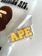 A Bathing Ape APE Logo Pin Abzeichen Gelb