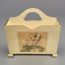 Styl vintage shabby chic stojak na magazyny - pęknięte wykończenie kremowe i artystyczne róże.