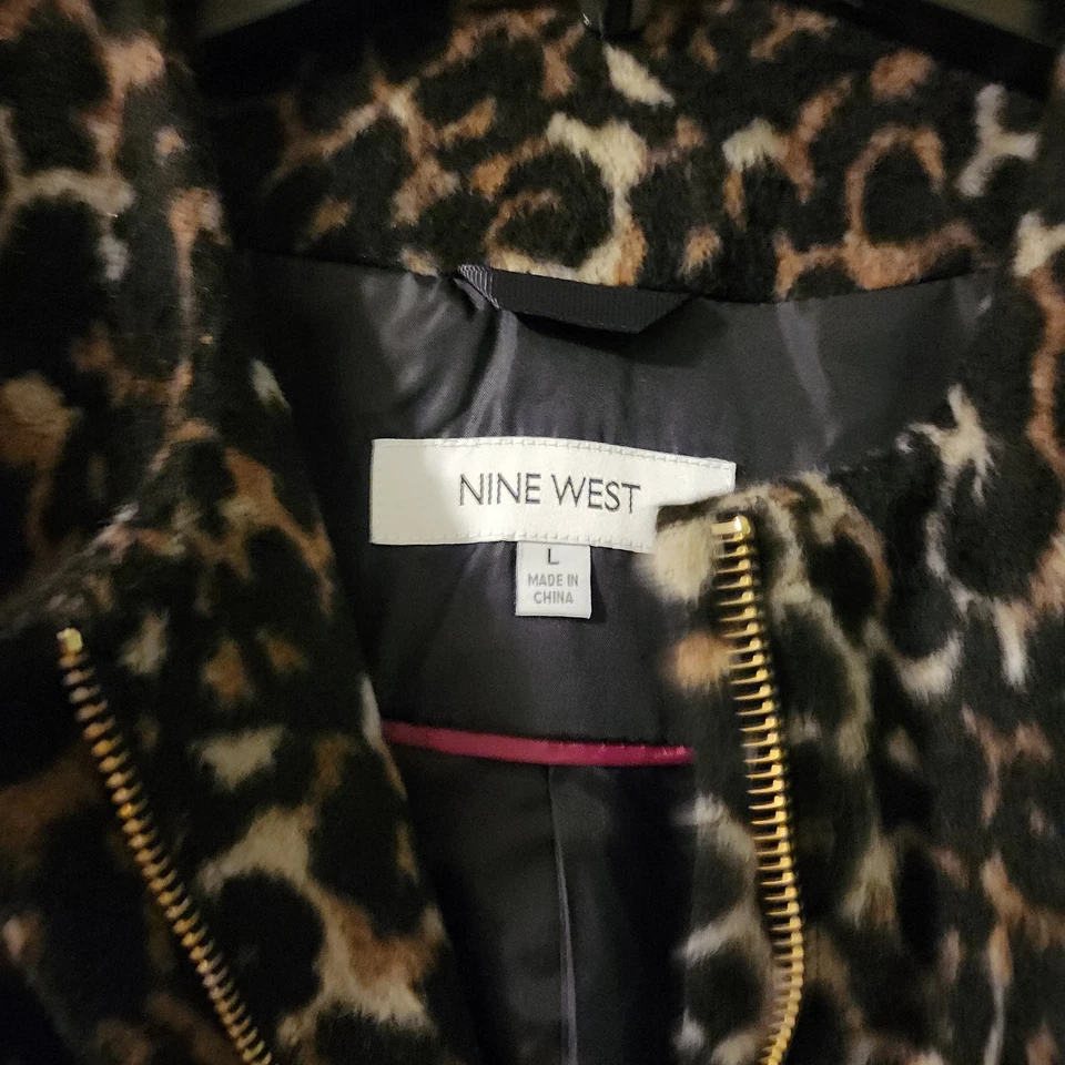 Abrigo para mujer Nine West estampado de leopardo talla grande Foto 3 de 4
